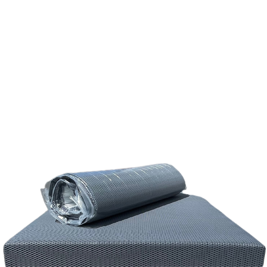 Matelas compressé et roulé sur son support